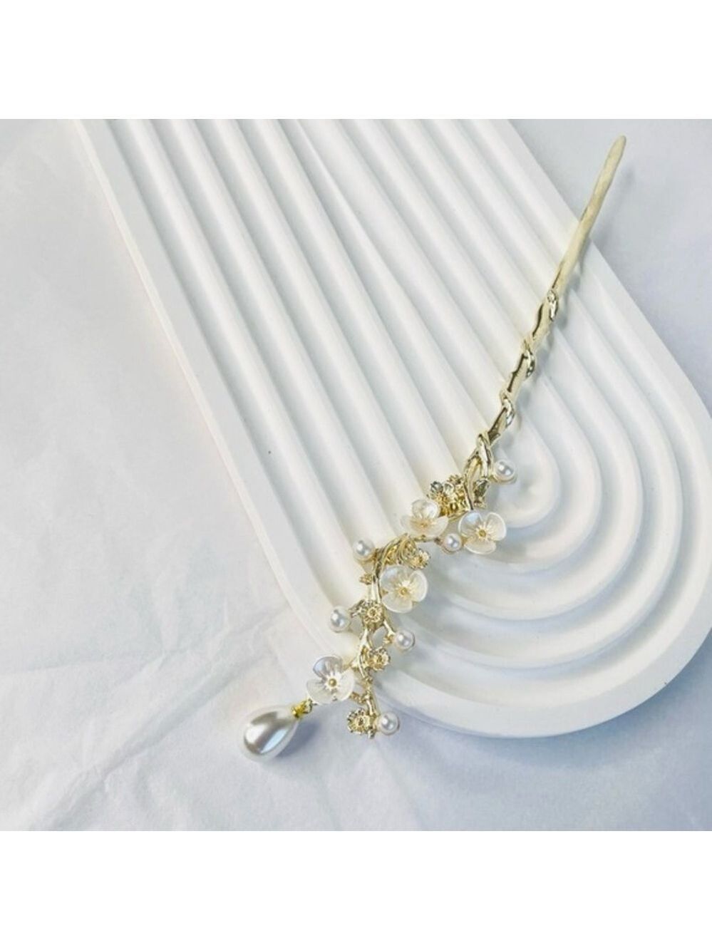Elegant Gold and Pearl Hairpin